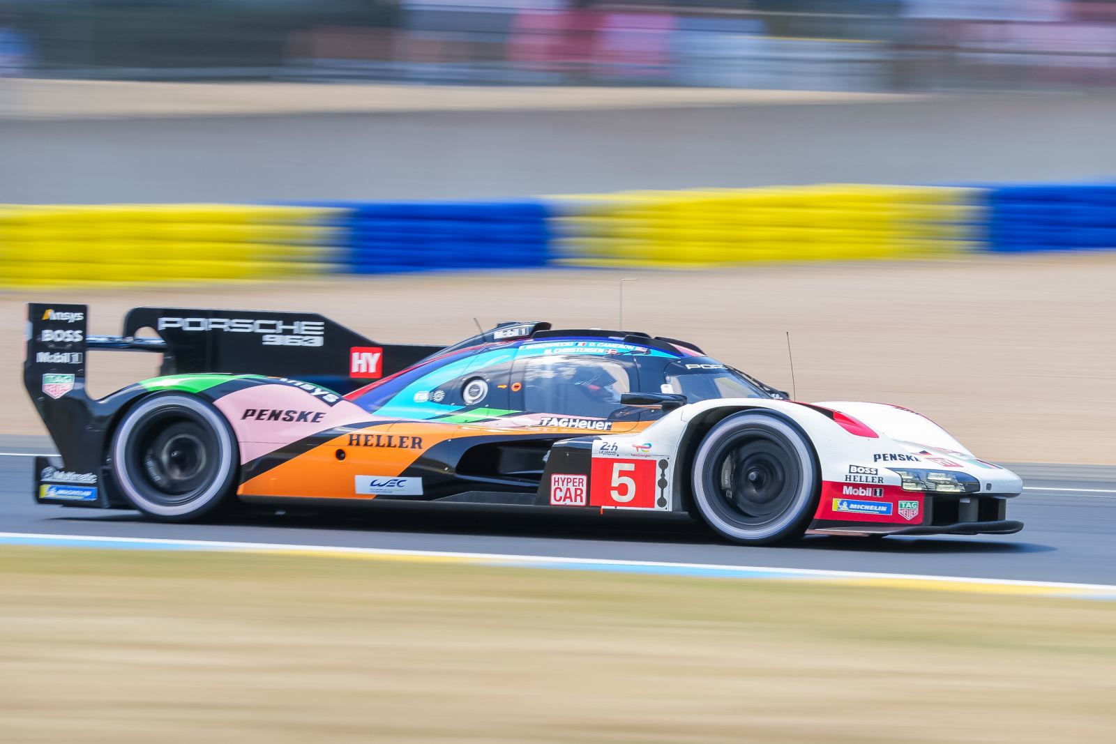 La Porsche 963 de Porsche Penske Motorsport #5 a échoué en 10e position, à 1''6 de la Toyota #8.
