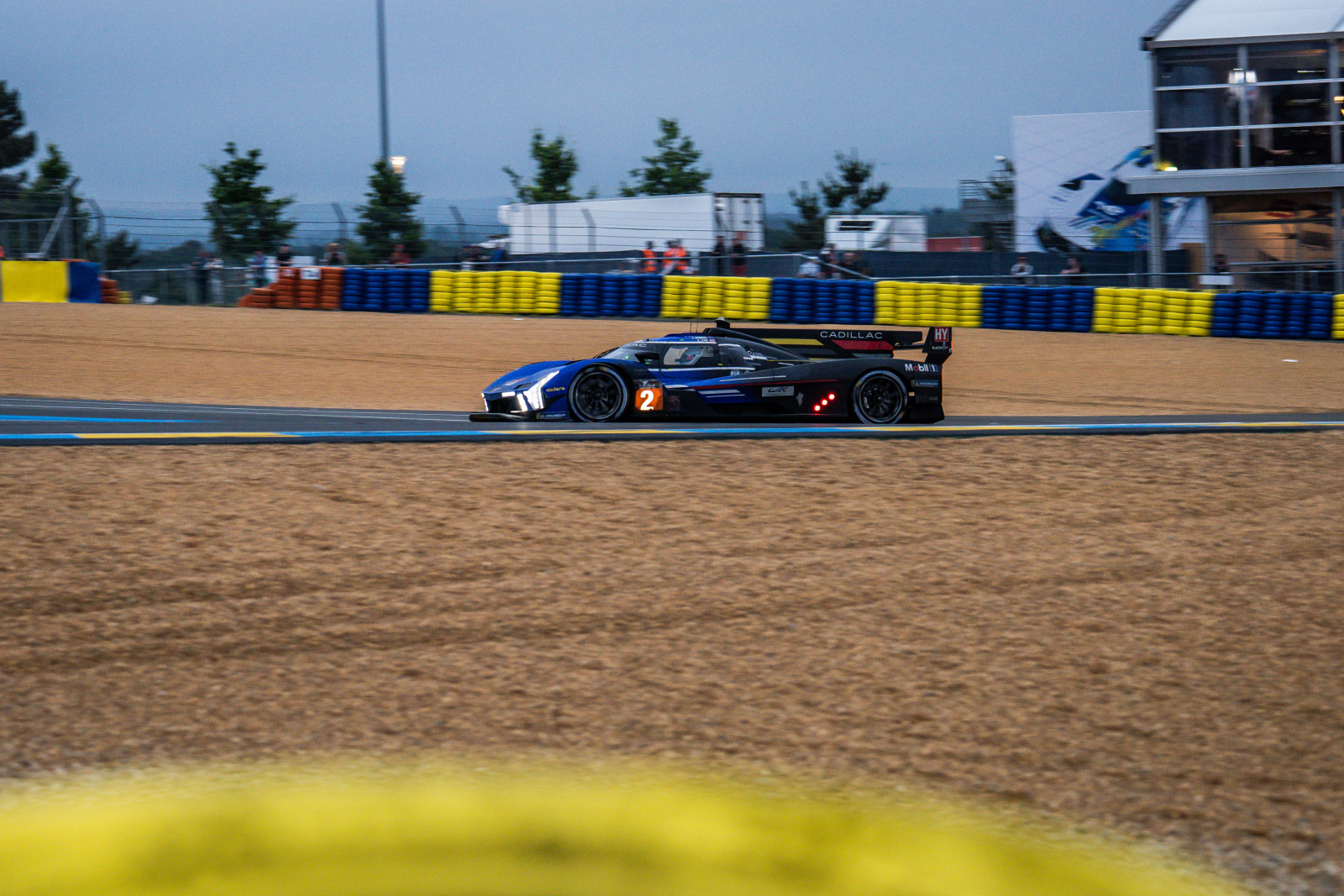 En outsider, la Cadillac V-Series.R #2 fait toujours bonne impression en troisième position.