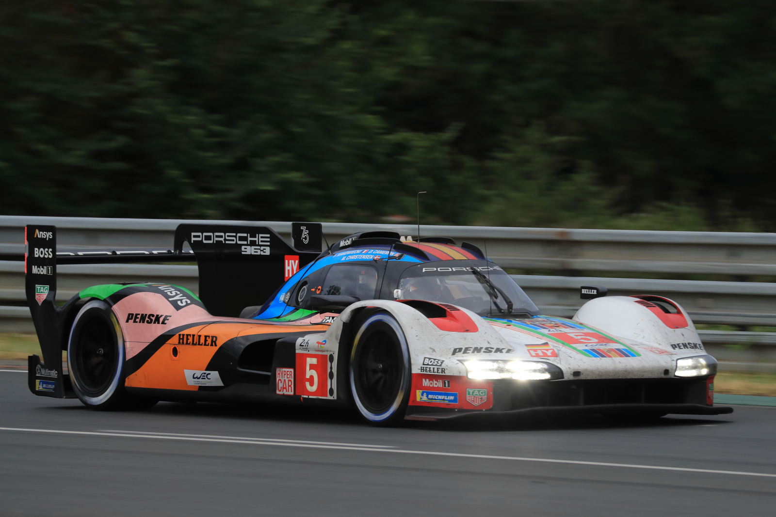 La Porsche 963 #5 est la meilleure des voitures de la firme de Stuttgart, mais loin du compte (6e position ce dimanche midi).